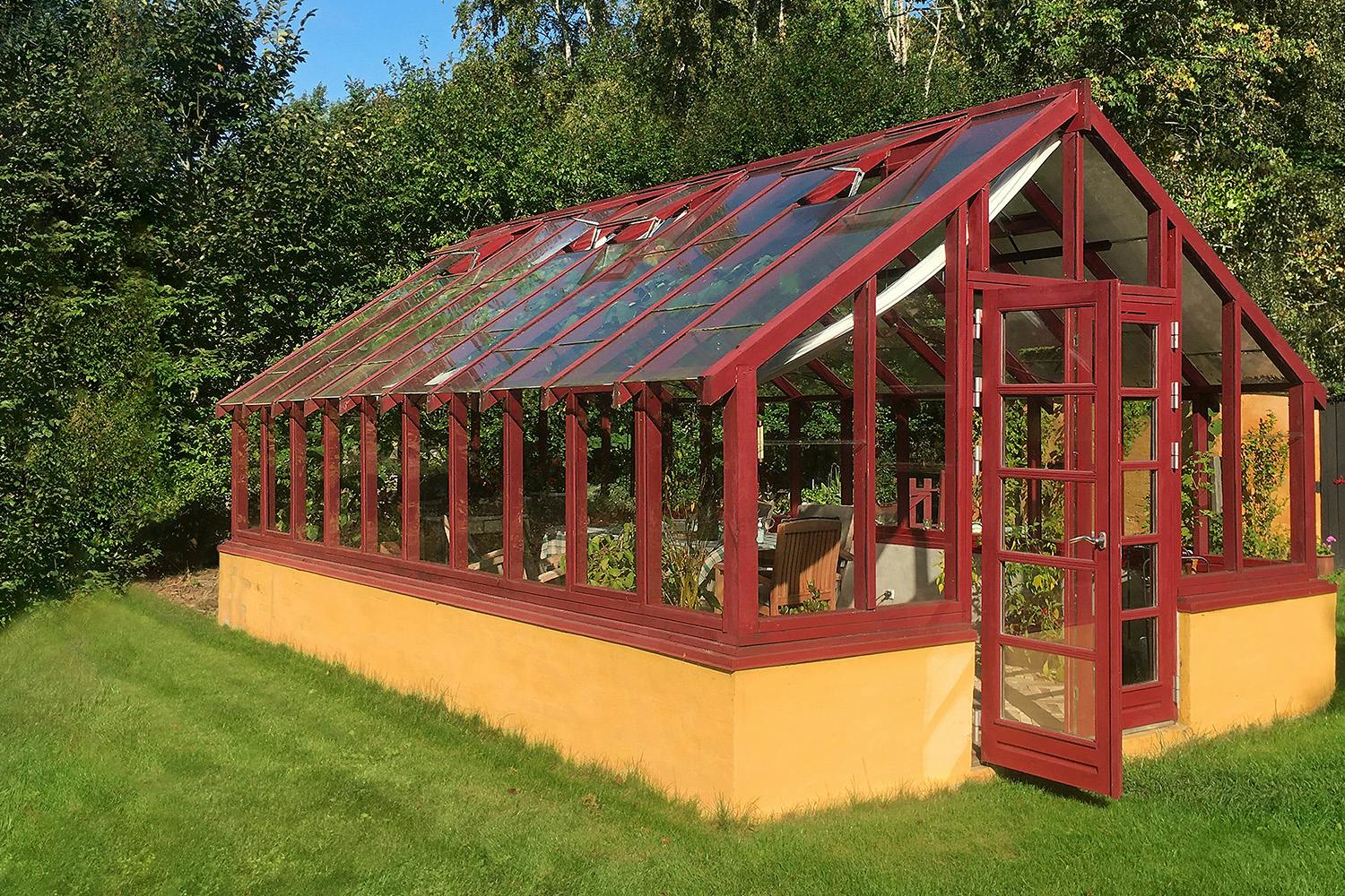 Orangeri Orangeri med pudset sokkel og rødt træskelet